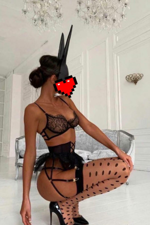 Очень худенькая Валерия.